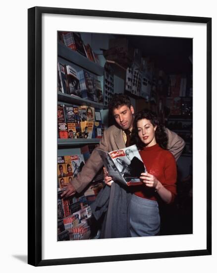 Burt Lancaster and Ava Gardner sur le plateau du film "Les tueurs", 1946-null-Framed Photo