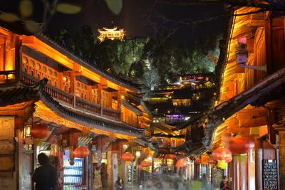 https://imgc.allpostersimages.com/img/posters/busy-lijiang-old-town-at-night-with-lion-hill-and-wan-gu-tower-lijiang-yunnan-china-asia_u-L-PSLXCQ0.jpg?artPerspective=n