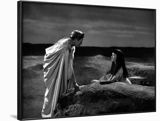 CAESAR AND CLEOPATRA, 1945 directed by GABRIEL PASCAL Claude Rains and Vivien Leigh (b/w photo)-null-Framed Photo