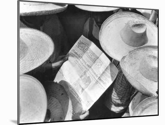 Campesinos Reading El Machete, Mexico City, 1929-Tina Modotti-Mounted Giclee Print