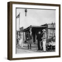 Carroll Baker, Richard Widmark and John Ford sur le tournage (On the set) by Les Cheyennes CHEYENNE-null-Framed Photo