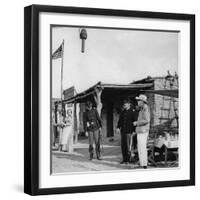 Carroll Baker, Richard Widmark and John Ford sur le tournage (On the set) by Les Cheyennes CHEYENNE-null-Framed Photo