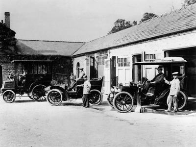 https://imgc.allpostersimages.com/img/posters/cars-parked-at-lord-northcliffe-s-stable_u-L-Q10LM9V0.jpg?artPerspective=n