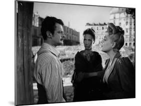 Casque d'Or Golden helmet by JacquesBecker with Serge Reggiani, Loleh Bellon and Simone Signoret, 1-null-Mounted Photo