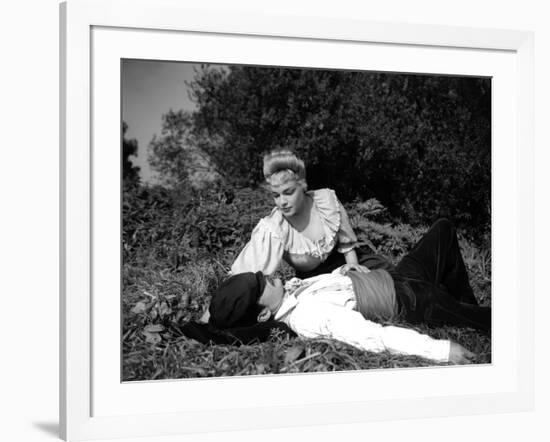 Casque d'Or Golden helmet by JacquesBecker with Serge Reggiani, Simone Signoret, 1952 (b/w photo)-null-Framed Photo