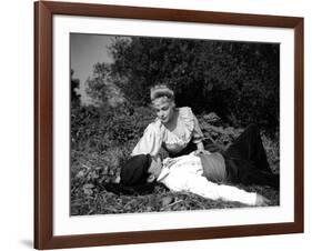 Casque d'Or Golden helmet by JacquesBecker with Serge Reggiani, Simone Signoret, 1952 (b/w photo)-null-Framed Photo