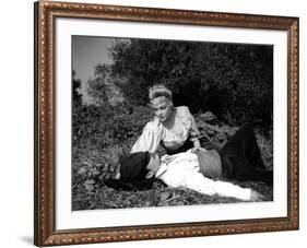 Casque d'Or Golden helmet by JacquesBecker with Serge Reggiani, Simone Signoret, 1952 (b/w photo)-null-Framed Photo