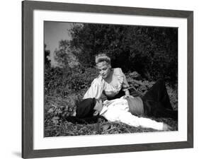 Casque d'Or Golden helmet by JacquesBecker with Serge Reggiani, Simone Signoret, 1952 (b/w photo)-null-Framed Photo