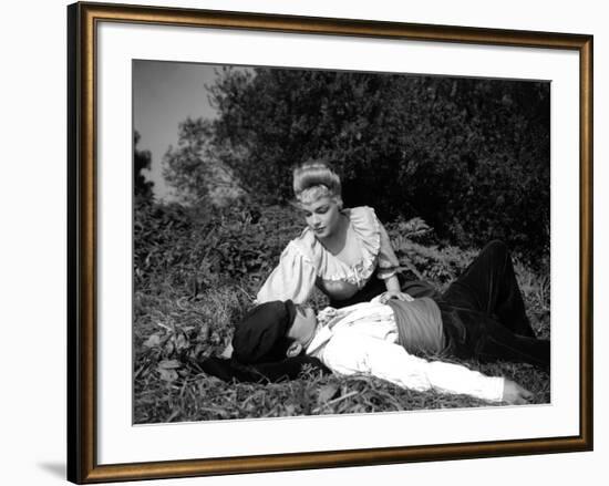 Casque d'Or Golden helmet by JacquesBecker with Serge Reggiani, Simone Signoret, 1952 (b/w photo)-null-Framed Photo