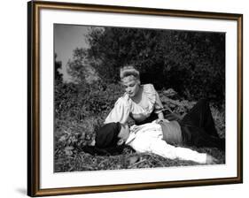 Casque d'Or Golden helmet by JacquesBecker with Serge Reggiani, Simone Signoret, 1952 (b/w photo)-null-Framed Photo