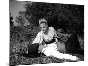 Casque d'Or Golden helmet by JacquesBecker with Serge Reggiani, Simone Signoret, 1952 (b/w photo)-null-Mounted Photo