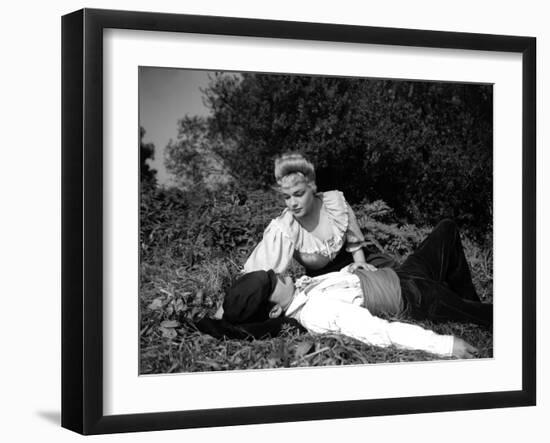 Casque d'Or Golden helmet by JacquesBecker with Serge Reggiani, Simone Signoret, 1952 (b/w photo)-null-Framed Photo