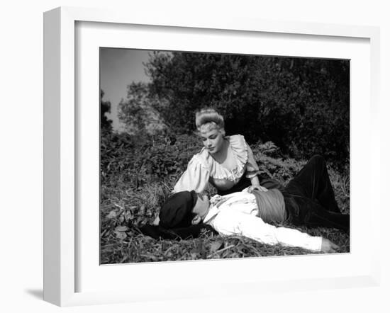 Casque d'Or Golden helmet by JacquesBecker with Serge Reggiani, Simone Signoret, 1952 (b/w photo)-null-Framed Photo