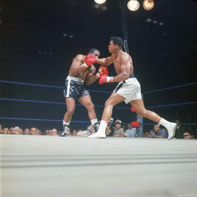 https://imgc.allpostersimages.com/img/posters/cassius-clay-aka-muhammad-ali-throwing-famous-phantom-punch_u-L-P47A650.jpg?artPerspective=n