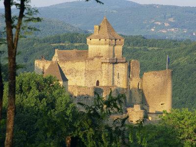 https://imgc.allpostersimages.com/img/posters/castelnaud-castle-in-the-dordogne-aquitaine-france-europe_u-L-P7VDU40.jpg?artPerspective=n