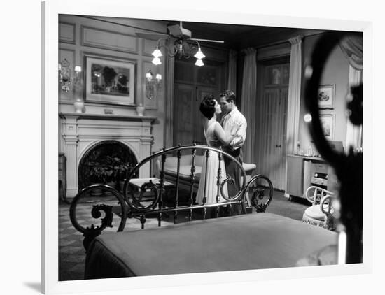 CAT ON A HOT TIN ROOF, 1958 directed by RICHARD BROOKS Elizabeth Taylor and Paul Newman (b/w photo)-null-Framed Photo