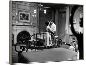 CAT ON A HOT TIN ROOF, 1958 directed by RICHARD BROOKS Elizabeth Taylor and Paul Newman (b/w photo)-null-Framed Photo