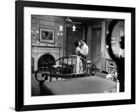 CAT ON A HOT TIN ROOF, 1958 directed by RICHARD BROOKS Elizabeth Taylor and Paul Newman (b/w photo)-null-Framed Photo