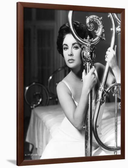 CAT ON A HOT TIN ROOF, 1958 directed by RICHARD BROOKS Elizabeth Taylor (b/w photo)-null-Framed Photo