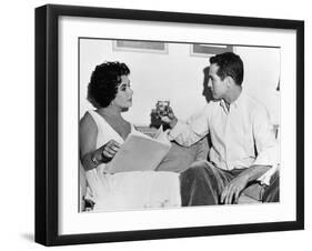 CAT ON A HOT TIN ROOF, 1958 directed by RICHARD BROOKS On the set, Elizabeth Taylor and Paul Newman-null-Framed Photo