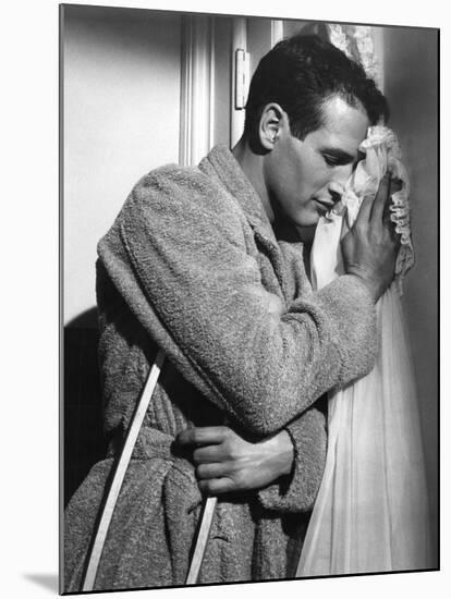 CAT ON A HOT TIN ROOF, 1958 directed by RICHARD BROOKS Paul Newman (b/w photo)-null-Mounted Photo