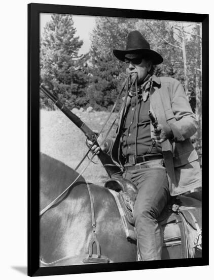 Cent Dollars pour un Sherif TRUE GRIT by Henry Athaway with John Wayne, 1969 (b/w photo)-null-Framed Photo