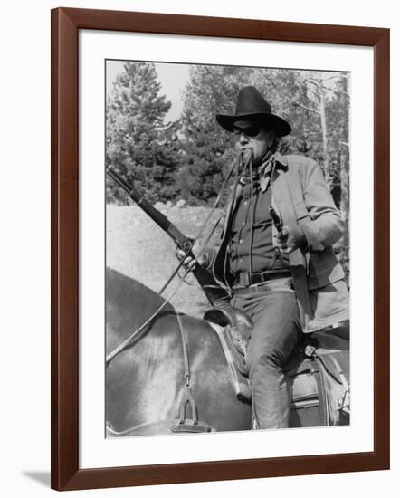 Cent Dollars pour un Sherif TRUE GRIT by Henry Athaway with John Wayne, 1969 (b/w photo)-null-Framed Photo