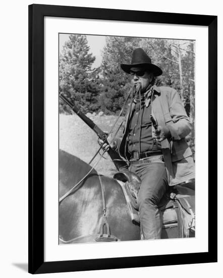 Cent Dollars pour un Sherif TRUE GRIT by Henry Athaway with John Wayne, 1969 (b/w photo)-null-Framed Photo