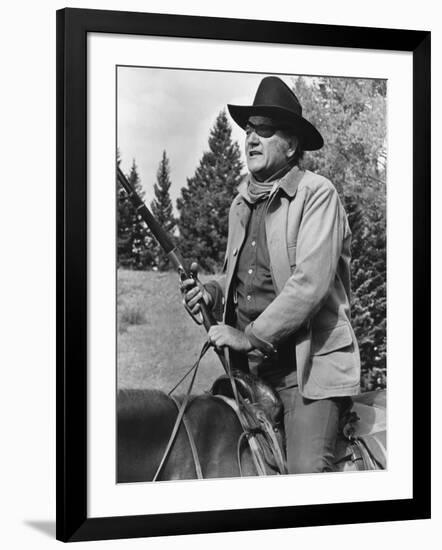 Cent Dollars pour un Sherif TRUE GRIT by Henry Athaway with John Wayne, 1969 (b/w photo)-null-Framed Photo