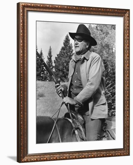 Cent Dollars pour un Sherif TRUE GRIT by Henry Athaway with John Wayne, 1969 (b/w photo)-null-Framed Photo