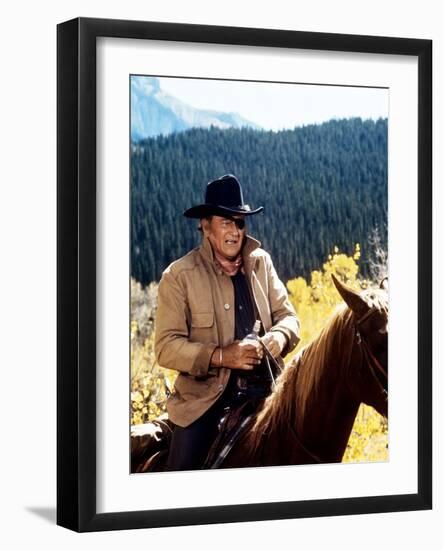 Cent Dollars pour un Sherif TRUE GRIT by Henry Athaway with John Wayne, 1969 (photo)-null-Framed Photo