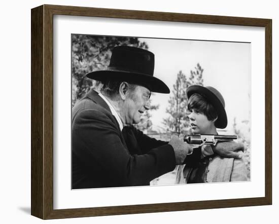 Cent Dollars pour un Sherif TRUE GRIT by Henry Athaway with John Wayne and Kim Darby, 1969 (b/w pho-null-Framed Photo