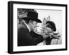 Cent Dollars pour un Sherif TRUE GRIT by Henry Athaway with John Wayne and Kim Darby, 1969 (b/w pho-null-Framed Photo