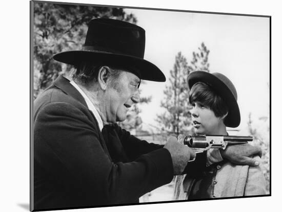 Cent Dollars pour un Sherif TRUE GRIT by Henry Athaway with John Wayne and Kim Darby, 1969 (b/w pho-null-Mounted Photo