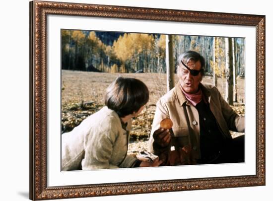 Cent Dollars pour un Sherif TRUE GRIT by Henry Athaway with John Wayne and Kim Darby, 1969 (photo)-null-Framed Photo