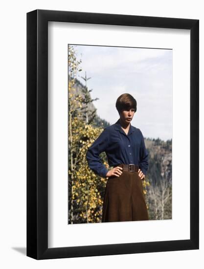 Cent Dollars pour un Sherif TRUE GRIT by Henry Athaway with Kim Darby, 1969 (photo)-null-Framed Photo