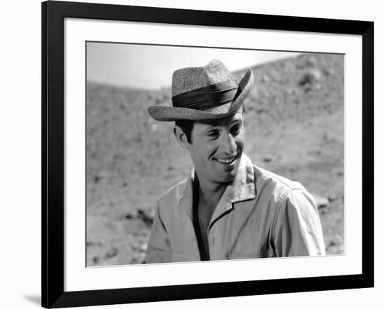 CENT MILLE DOLLARS AU SOLEIL, 1964 by HENRI VERNEUIL Jean-Paul Belmondo (b/w photo)-null-Framed Photo