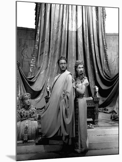 Cesar and Cleopatre CAESAR AND CLEOPATRA by GabrielPascal with Anthony Harvey, Claude Rains, Vivien-null-Mounted Photo