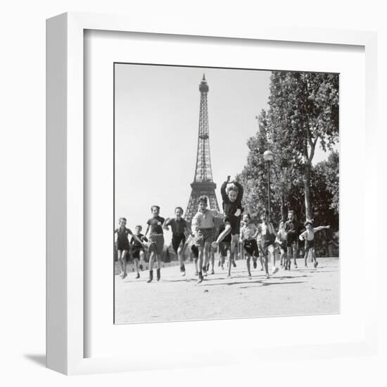 Champs de Mars Gardens-Robert Doisneau-Framed Art Print