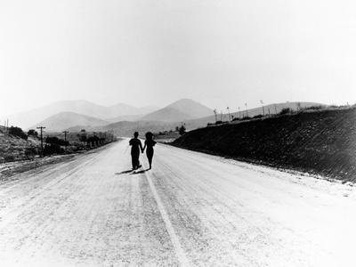 Charlie Chaplin, Paulette Goddard. "The Masses" 1936, "Modern Times"  Directed by Charles Chaplin' Photographic Print | AllPosters.com
