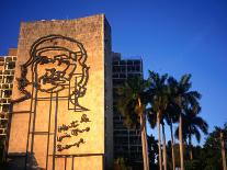 Sculpture of Che Guevara in the Plaza De La Revolucion, Havana, Cuba-Charlotte Hindle-Framed Premium Photographic Print