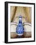 Château de Champs-sur-Marne, chambre de Monsieur et Madame : vase décoratif chinois-Colombe Clier-Framed Photographic Print