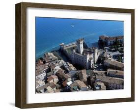 Château des Scaglieri, à Sirmione-null-Framed Giclee Print