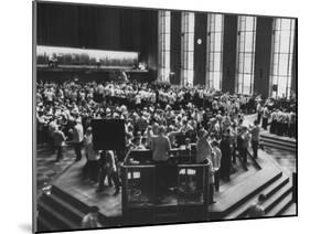 Chicago Board of Trade, as Proposed Wheat Sale to Russia Sends Prices Soaring-Robert W^ Kelley-Mounted Photographic Print