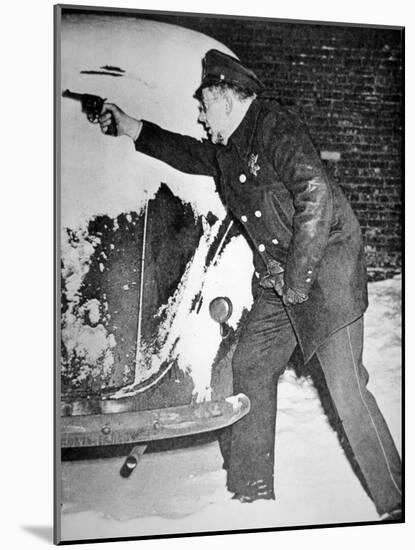 Chicago Policeman Arthur Olson, in a Shoot Out with Bank Robbers, 1st February 1947 (B/W Photo)-American Photographer-Mounted Giclee Print