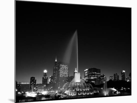 Chicagos Buckingham Fountain, Black & White-Steve Gadomski-Mounted Photographic Print