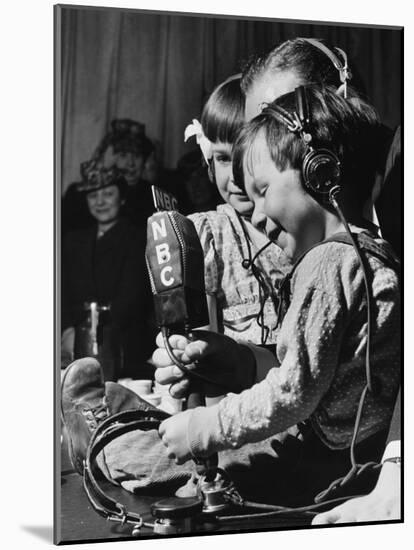 Children Broadcasting WWII-Robert Hunt-Mounted Photographic Print