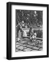 Children Feeding the Sparrows in Hyde Park, London, 1926-1927-null-Framed Premium Giclee Print