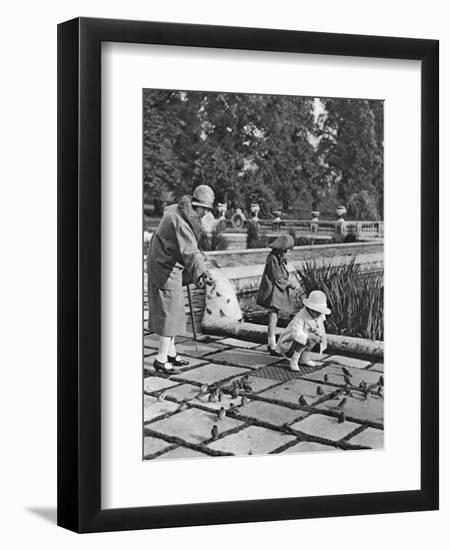 Children Feeding the Sparrows in Hyde Park, London, 1926-1927-null-Framed Premium Giclee Print