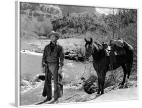 Ciel rouge BLOOD ON THE MOON by Robert Wise with Robert Mitchum, 1948 (b/w photo)-null-Framed Photo